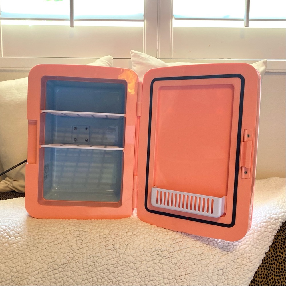 Facetory mini fridge/beauty fridge